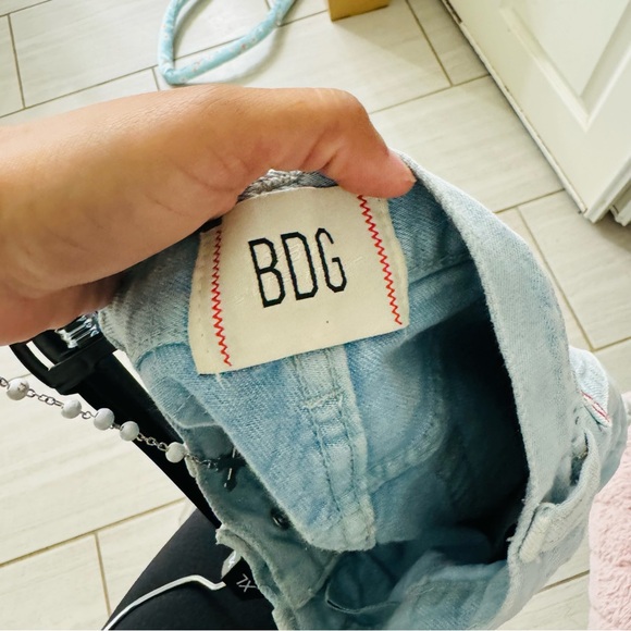 CLOSET CLOSEOUT - Urban Outfitters BDG Carrie Denim Short - 25 - Picture 4 of 4